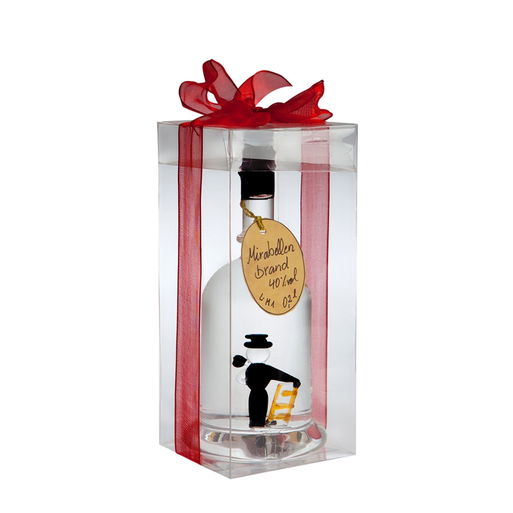Mirabellenschnaps in
Glasflasche mit
Glasrauchfangkehrer
