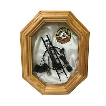 Miniaturwerkzeug hinter Glas mit 8-eckigem Holzrahmen 23x18 cm zum Aufhängen